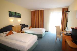Komfort-Doppelzimmer mit zwei Einzelbetten im H-Hotel Erfurt, helle Einrichtung
