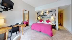 Komfortzimmer mit pinkem Bett, Fletcher Hotel-Restaurant Oud London
