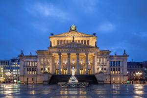 Konzerthaus Berlin am Gendarmenmarkt bei Dämmerung, beleuchtete Fassade mit Säulen