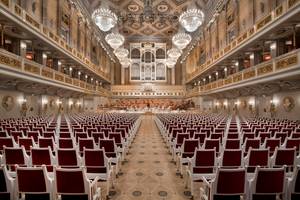 Konzerthaus Berlin: Großer Saal mit Orgel, Kronleuchtern und Konzertbestuhlung