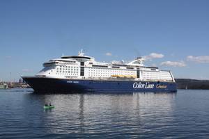 Kreuzfahrtschiff Color Magic von Color Line auf ruhigem Fjord bei Sonnenschein