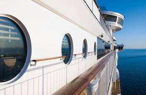 Kreuzfahrtschiff mit Bullaugen und Reling, Blick auf offenes Meer
