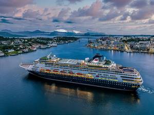 Kreuzfahrtschiff nicko cruises fährt durch Fjord bei Kristiansund in Norwegen