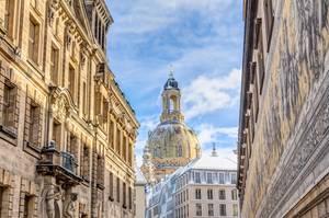 Kuppel der Frauenkirche zwischen historischen Gebäuden der Dresdner Altstadt
