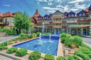 Kurhotel St. Lukas in Bad Flinsberg mit Springbrunnen und gepflegtem Eingangsbereich