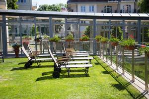 Liegewiese mit Sonnenliegen am Avangard Resort in Swinemünde