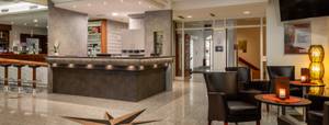 Lobby mit Bar und Loungebereich im City Hotel Stockerau