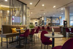 Lounge & Bar im Hotel Arcotel Onyx Hamburg mit stilvollem Ambiente und Sitzbereichen