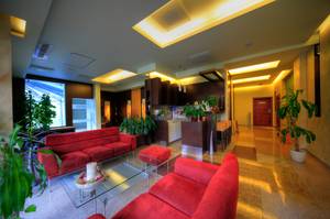 Lounge-Bereich mit roten Sofas im Avangard Resort Swinemünde, Polen