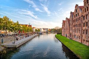 Lübeck Altstadt: Speicherbauten an der Obertrave mit Kanal und Grünanlage