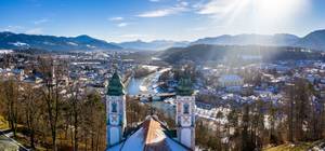 Luftaufnahme Bad Tölz mit Kalvarienbergkirche, Isar und Alpenpanorama im Winter