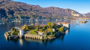 Luftaufnahme Isola Bella mit Palastgarten am Lago Maggiore, Italien