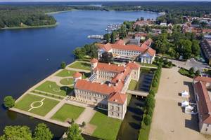 Luftaufnahme Schloss Rheinsberg am Grienericksee mit barockem Garten, Brandenburg