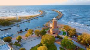 Luftaufnahme von Leuchtturm und Hafeneinfahrt in Kołobrzeg, Polen, an der Ostseeküste