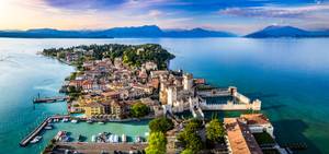 Luftaufnahme von Sirmione mit Skaligerburg am Gardasee, Italien