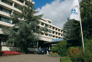 Maritim Hotel Bad Salzuflen Außenansicht mit Portier und Empfangsbereich