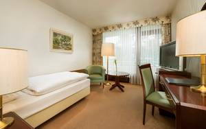 Maritim Hotel Bad Salzuflen Einzelzimmer Classic mit Sitzbereich und TV