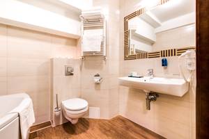 Modernes Badezimmer im Hotel Aurora Family & SPA in Międzyzdroje mit Dusche und Waschtisch