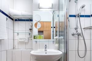 Modernes Badezimmer mit Dusche im Ahorn Hotel am Fichtelberg, Oberwiesenthal