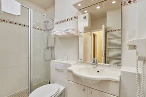 Modernes Badezimmer mit Dusche und Waschbecken, Ferienwohnung An der Düne