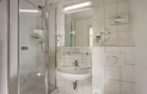 Modernes Badezimmer mit Dusche und Waschbecken im AHORN Berghotel Friedrichroda