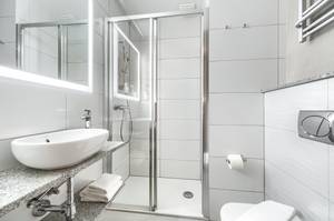 Modernes Badezimmer mit Duschkabine im Afrodyta SPA Hotel in Swinemünde