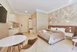 Modernes Doppelzimmer im Avangard Resort Swinemünde mit Doppelbett und Küchenzeile