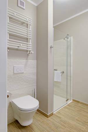 Modernes Hotelbad mit Dusche, WC und Handtuchheizkörper im Hotel Drei Inseln