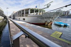 MS Florentina Flusskreuzfahrtschiff, Bug-Ansicht am Anleger in Prag