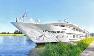 MS Leonardo da Vinci Flusskreuzfahrtschiff liegt an der Mosel vor grüner Uferwiese