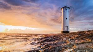 Mühlenbake Swinemünde bei Sonnenuntergang an der Ostseeküste Polens