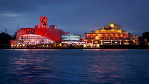 Musicaltheater am Hamburger Hafen bei Nacht: König der Löwen und MJ Musical