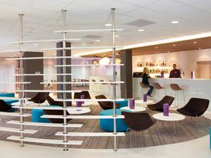 Novotel Gdansk Centrum: moderne Hotelbar mit Lounge-Bereich und Rezeption