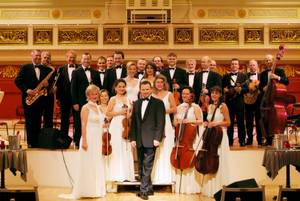 Orchester Ronny Heinrich in Abendgarderobe posieren im festlichen Konzertsaal