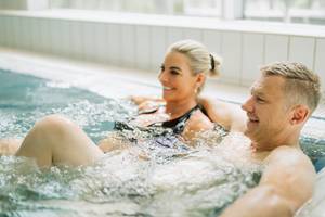 Paar entspannt gemeinsam im Whirlpool des Hotel Sonnenhof