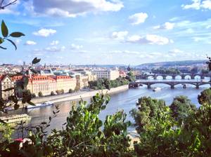 Panoramablick auf Prag mit Moldau, Karlsbrücke und Altstadt vom Aussichtspunkt