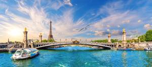 Pont Alexandre III mit Eiffelturm und Ausflugsboot auf der Seine in Paris
