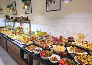 Reichhaltiges Buffet mit Antipasti, Käse und Salaten im Hotel Koral Live in Kolberg
