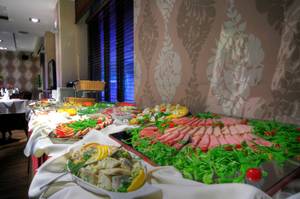 Reichhaltiges Buffet mit Aufschnitt, Käse und Salaten im Avangard Resort Swinemünde