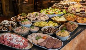 Reichhaltiges Schlachtefest-Buffet mit deutschen Wurst- und Fleischspezialitäten