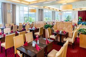 Restaurant im Ahorn Berghotel Friedrichsroda mit hellen Tischen und Panoramafenstern