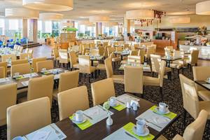 Restaurant im Ahorn Hotel am Fichtelberg mit gedeckten Tischen und Buffet