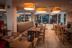 Restaurant Möwenbräu Weissenhäuser Strand mit gemütlicher Sitzecke und Holzmobiliar