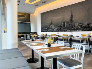 Restaurantbereich im Hotel Arcotel Onyx mit Wien-Skyline-Wandbild