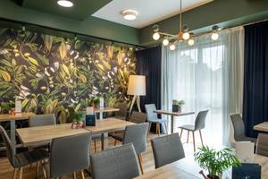 Restaurantbereich im Hotel Drei Inseln mit Blumentapete und stilvollem Interieur