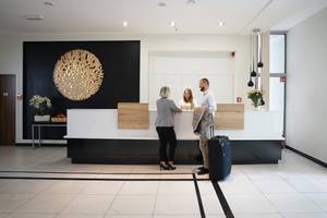 Rezeption Hotel Koral Live in Kolberg mit Gästen beim Check-in