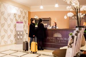 Rezeption im Hotel Aurora Family & SPA mit Gästen und Personal in Misdroy