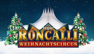 Roncalli Weihnachtscircus Logo vor Zirkuszelt mit Weihnachtsbäumen im Schnee