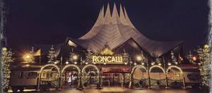 Roncalli Weihnachtszirkus Berlin beleuchteter Eingang mit Zelt bei Nacht