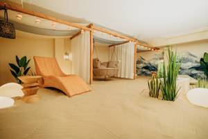 Sabbia Med Spa-Bereich mit Sandboden, Sonnenliege und Hängesofa im Hotel Drei Inseln